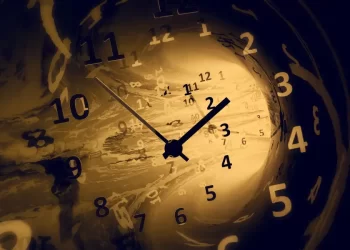 A clock representing daylight saving time